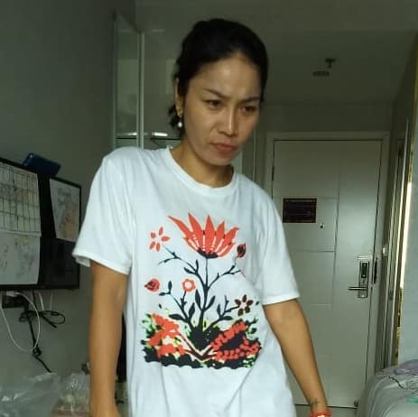Cambodian woman wearinga Flower shirt by Mrugacz.